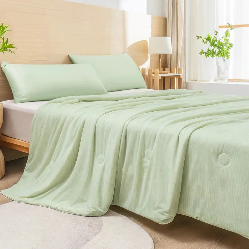Lightweight Summer Blanket with Dual-Sided Cooling Fabric for Comfort