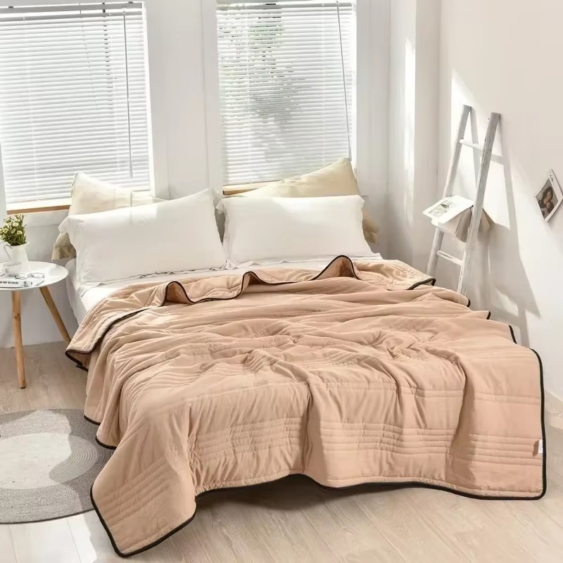 Lightweight All-Season Quilt for Double Bed – Breathable and Comfortable Bedding