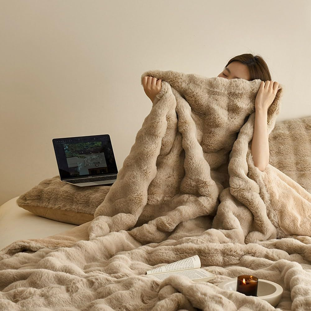 Reversible Plush Fleece Blanket – Cozy All-Season Comfort