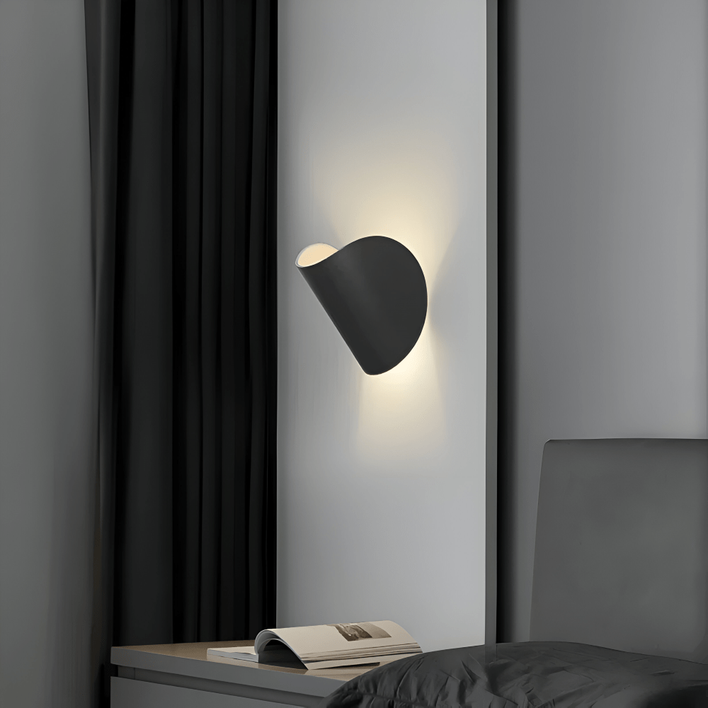 FlexiGlow Adjustable Wall Lamp for Targeted Illumination