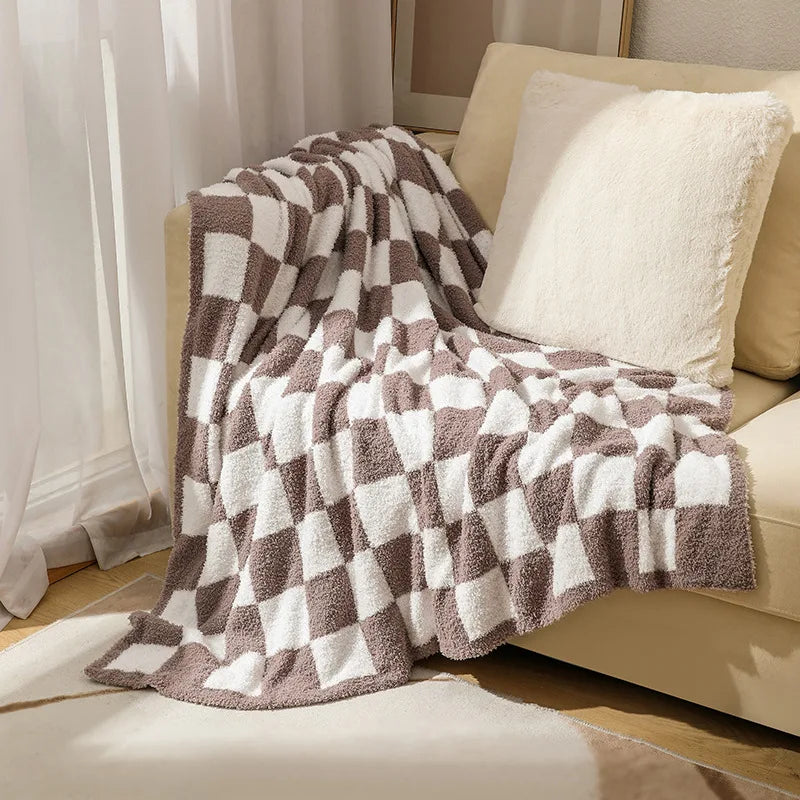 Nordic Style Throw Blanket with Soft Velvet Finish – Stylish Checkered Pattern