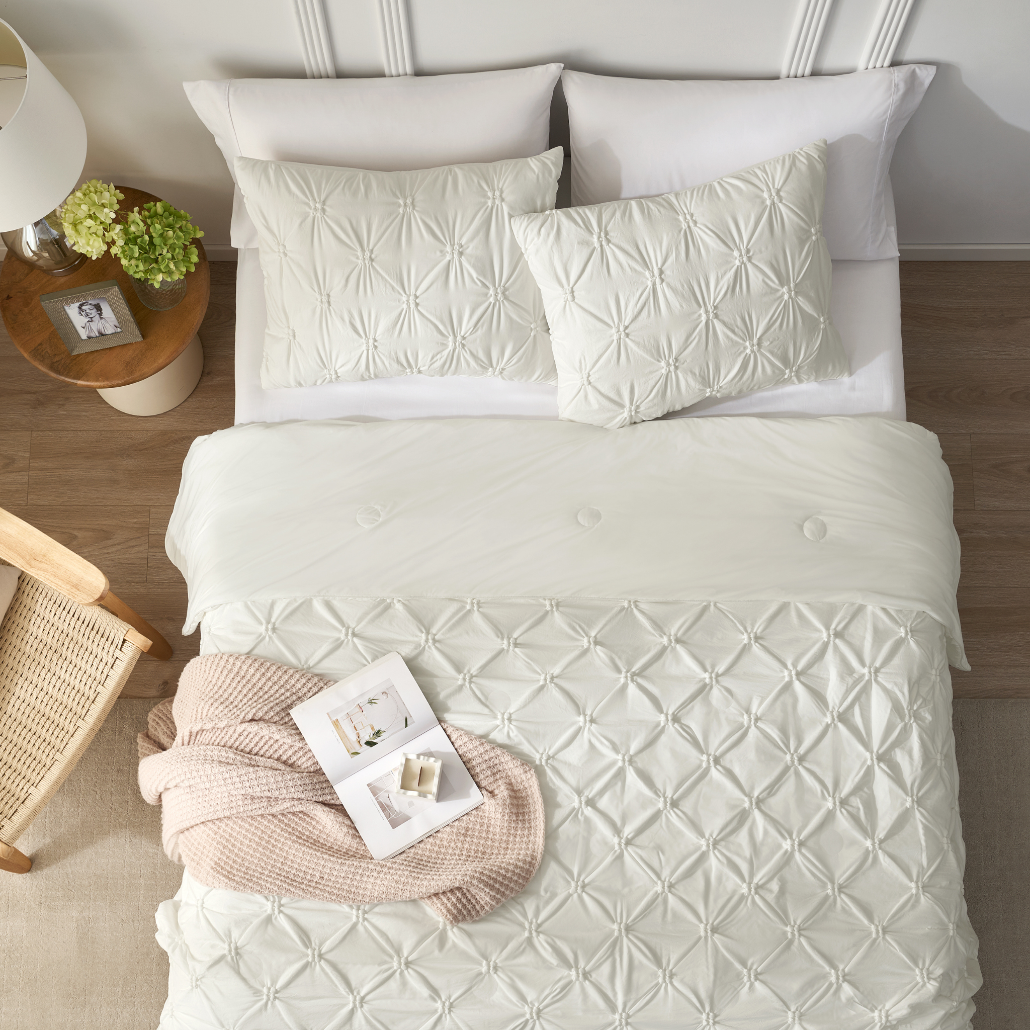 Lightweight Cooling Comforter with Pintuck Design for Breathable Sleep
