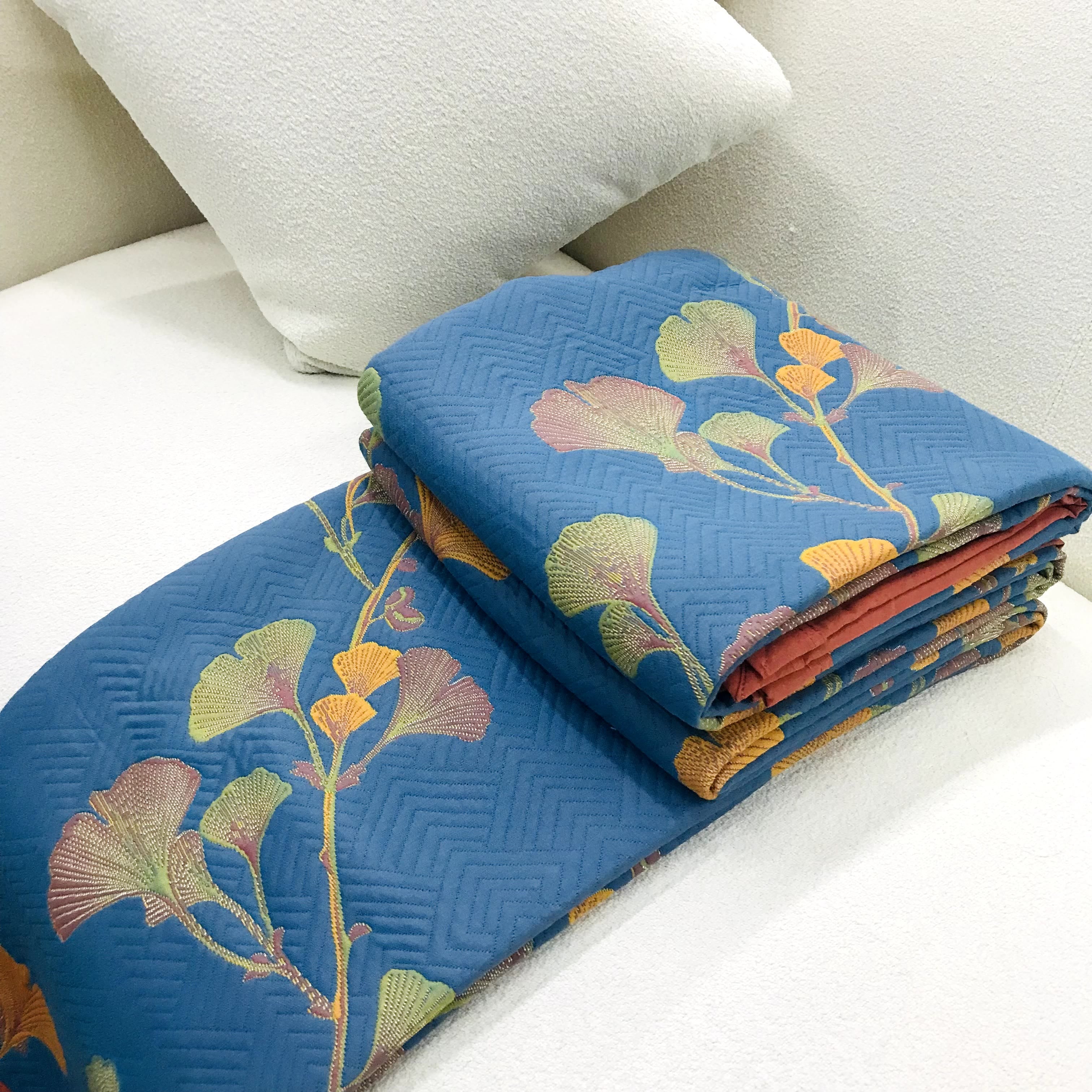 Reversible Jacquard Quilt – Elegant Design for Cozy Home Decoration