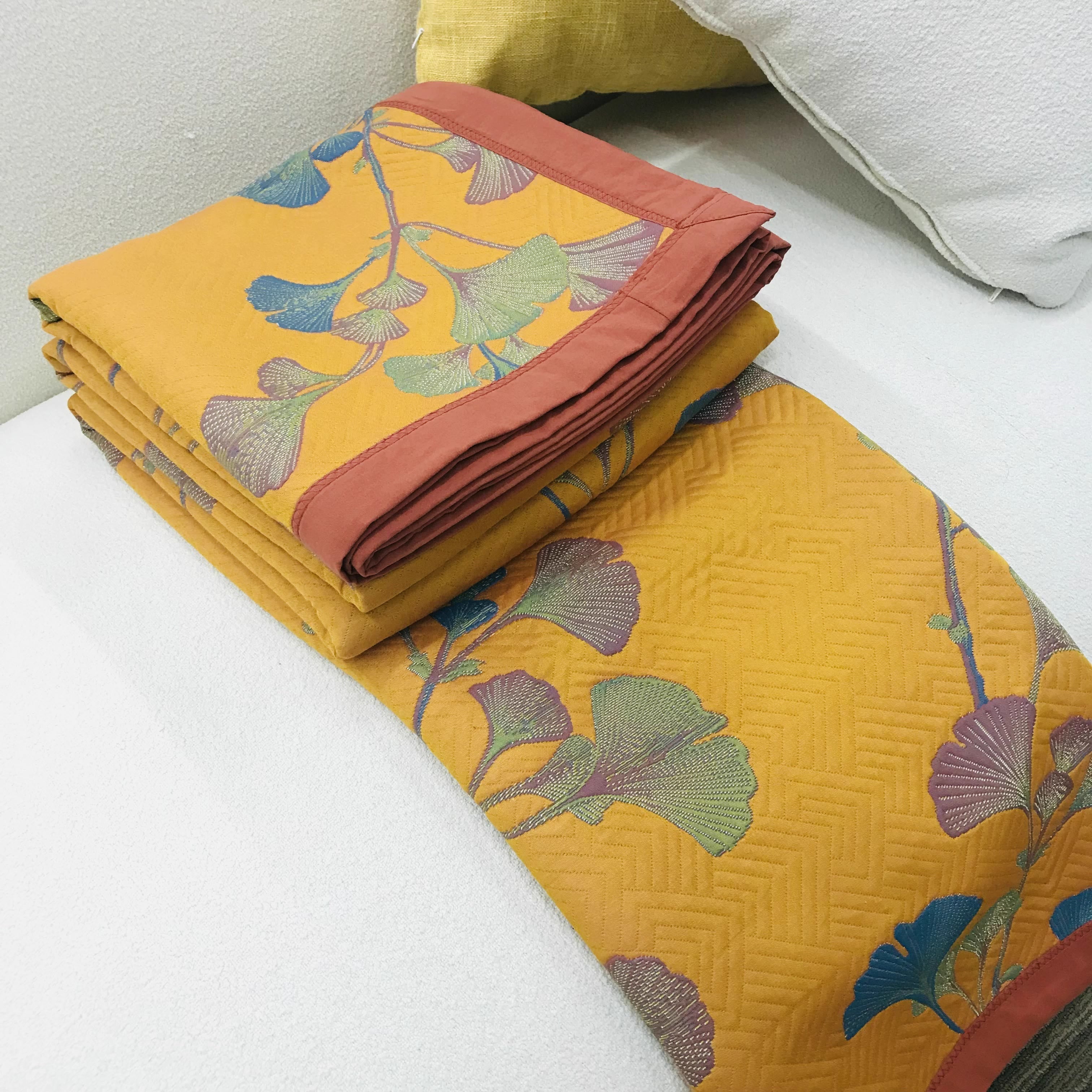 Reversible Jacquard Quilt – Elegant Design for Cozy Home Decoration