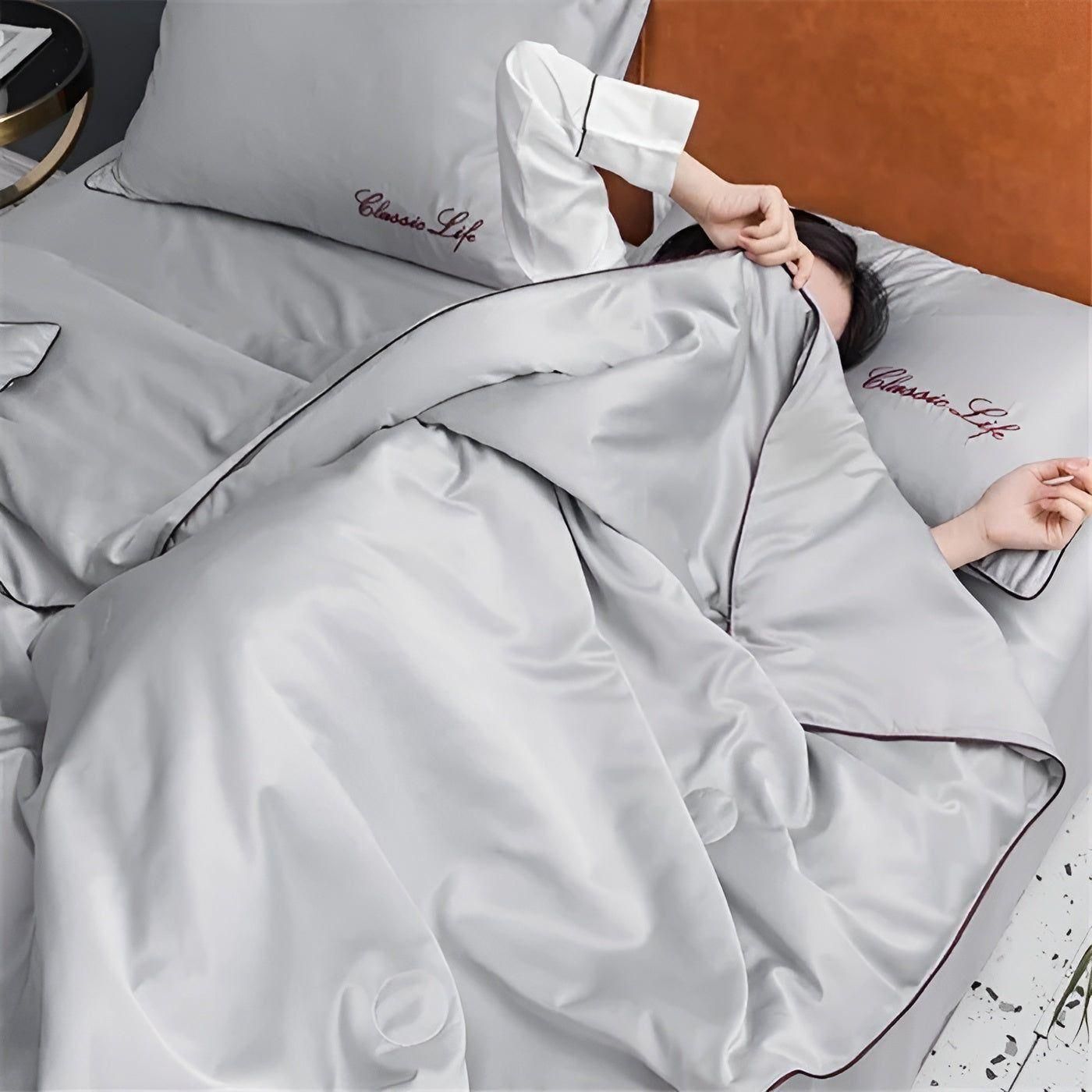Lightweight Breathable Silk Cooling Blanket with Embroidery for Summer Comfort