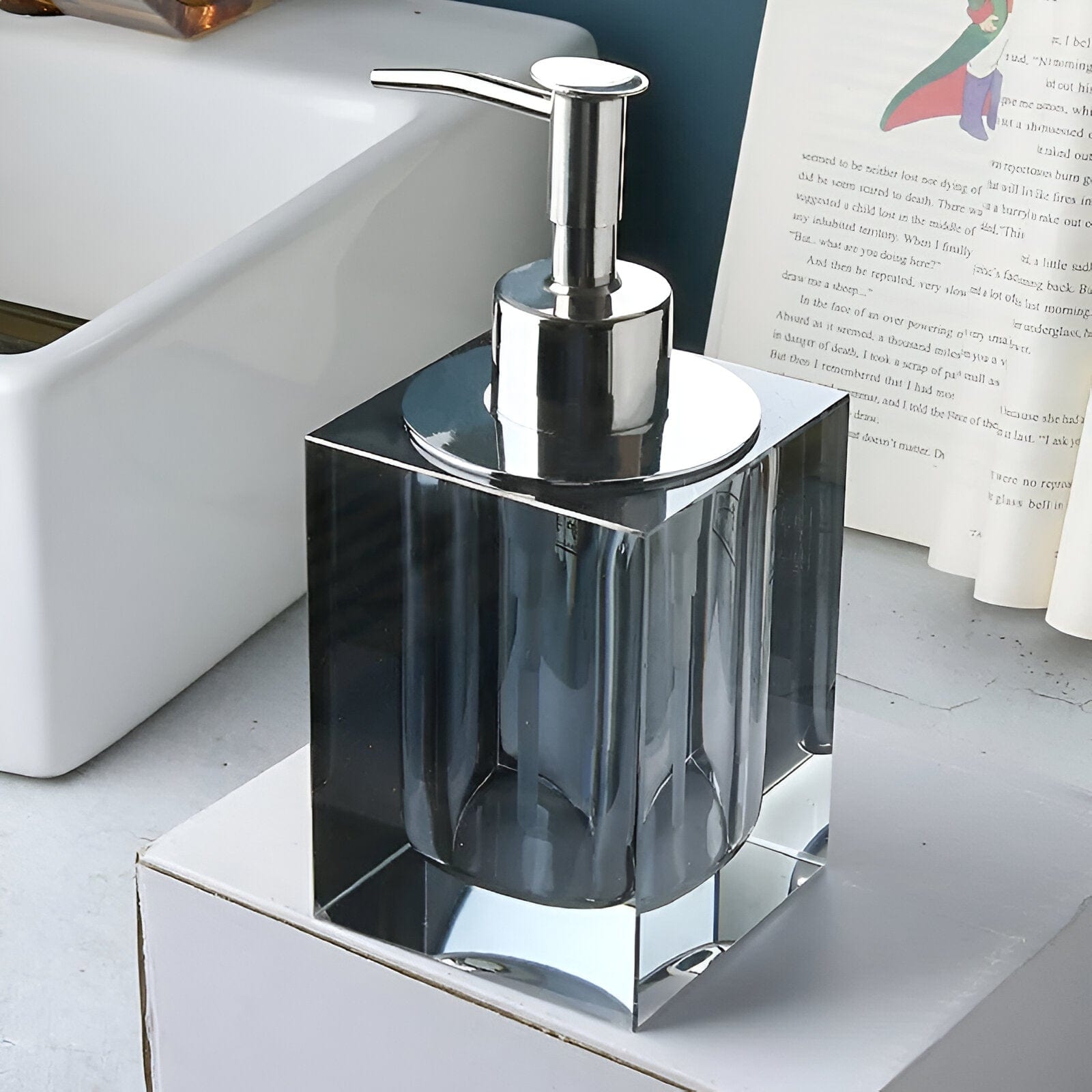 Elegant Bathroom Accessories Set in Crystal Glass – Timeless Design for Stylish Decor