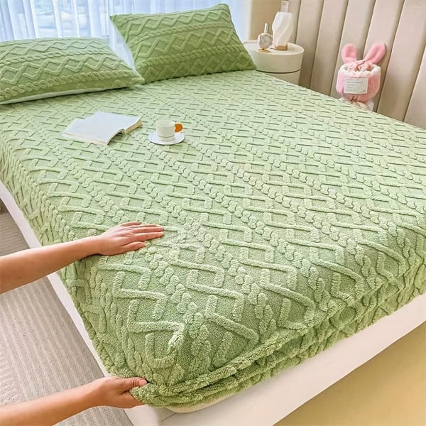 Soft Velvet Deep Pocket Fitted Sheet – Cozy Flannel for Year-Round Comfort