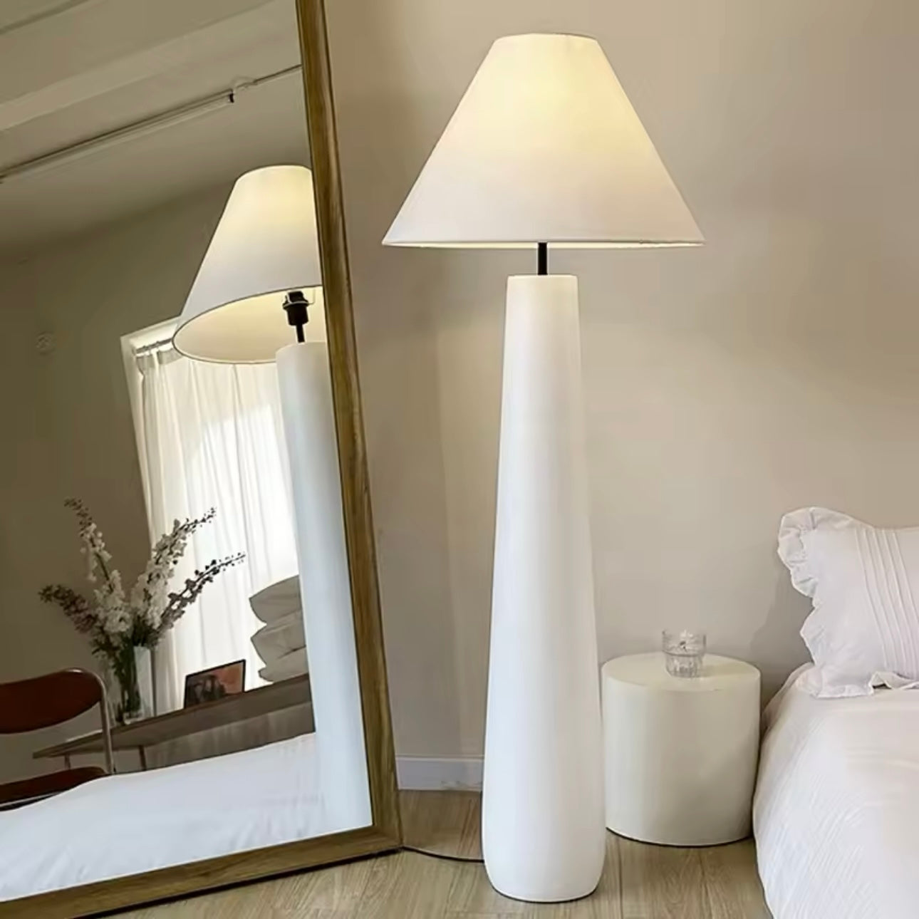 Taavita Floor Lamp - Elegant and Modern Addition for Any Room