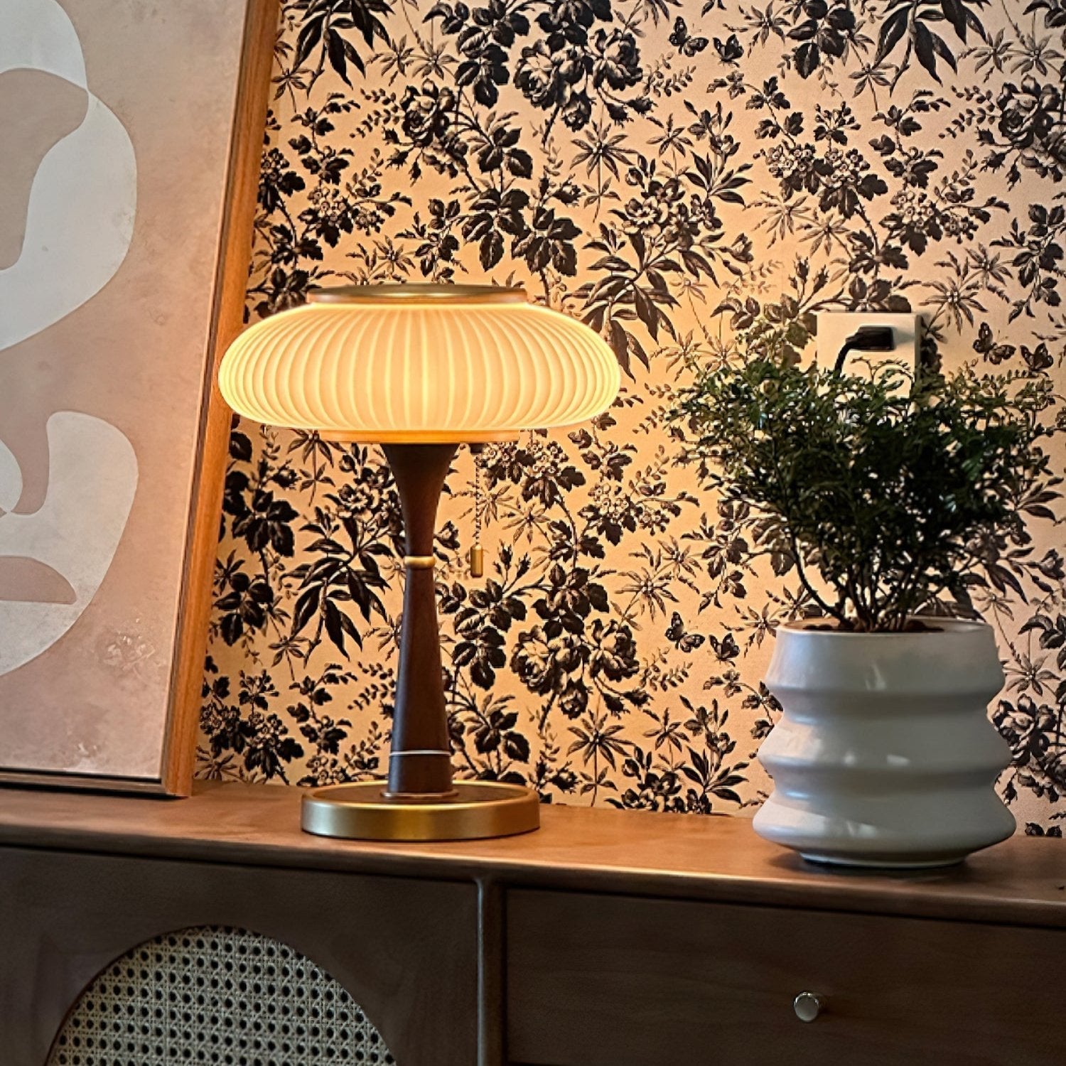 Nature's Embrace: Contemporary Table Lamp with Cozy Glow