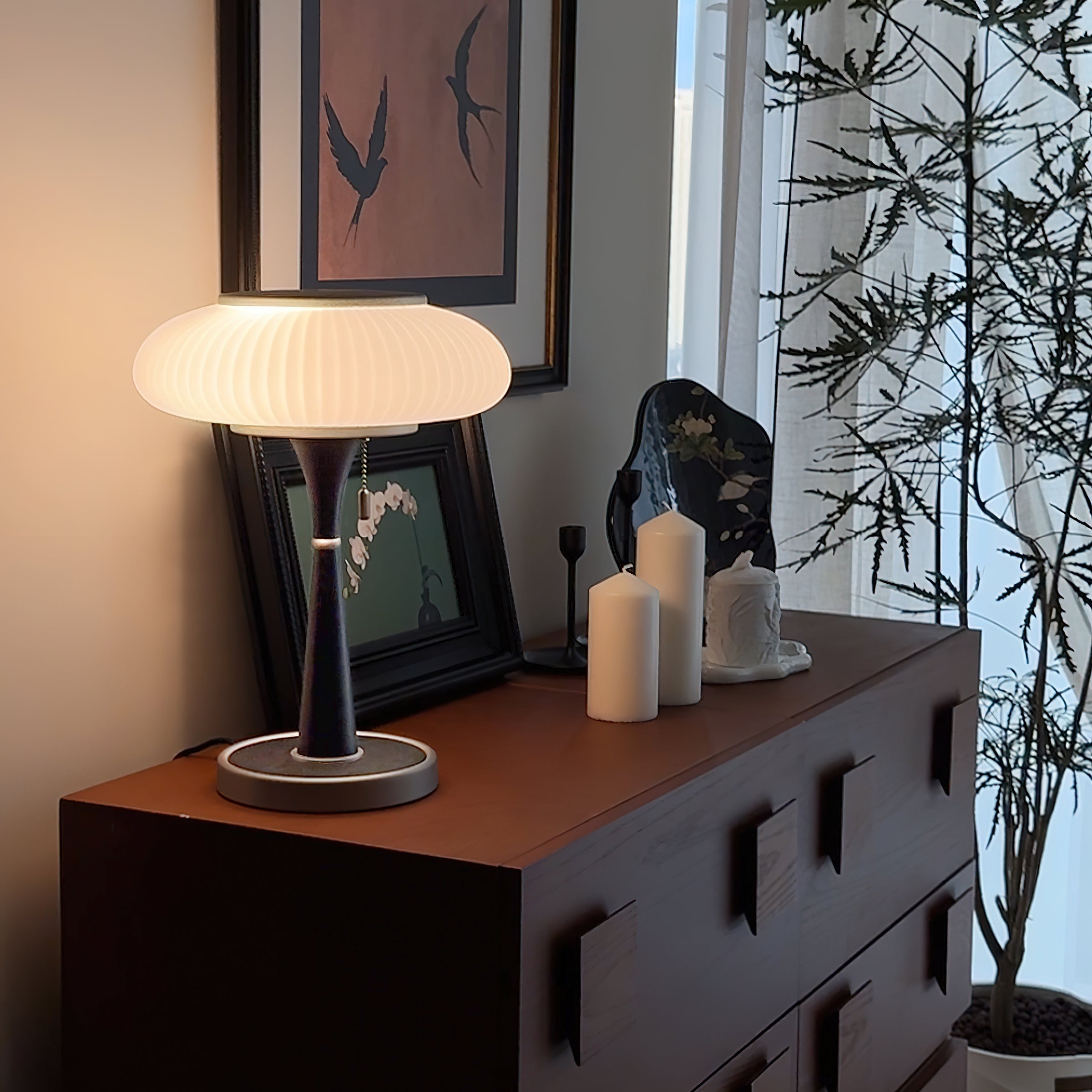 Nature's Embrace: Contemporary Table Lamp with Cozy Glow