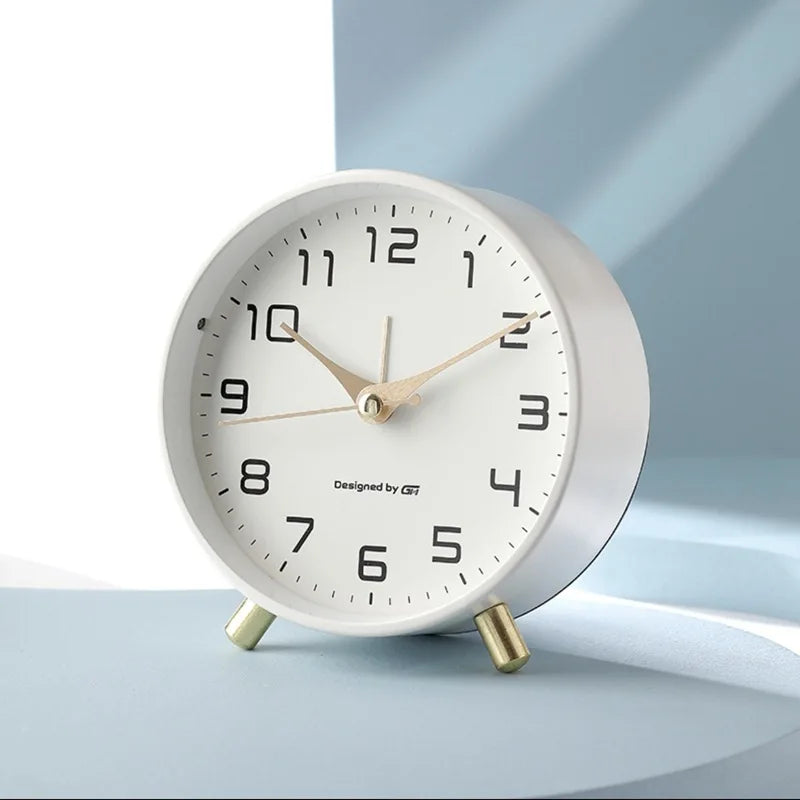 Chic Nordic Silent Desk Clock – Battery-Powered Elegance