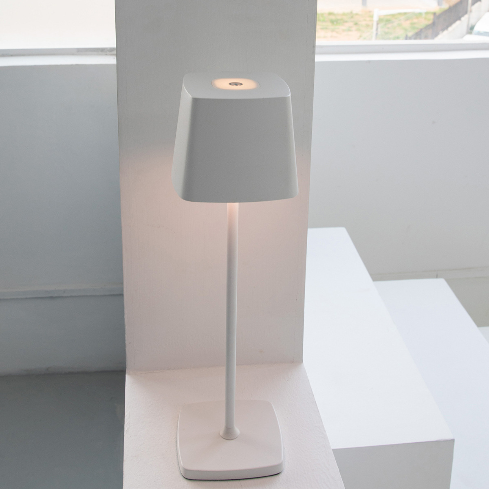 Versatile Touch-Controlled Outdoor-Ready Table Lamp