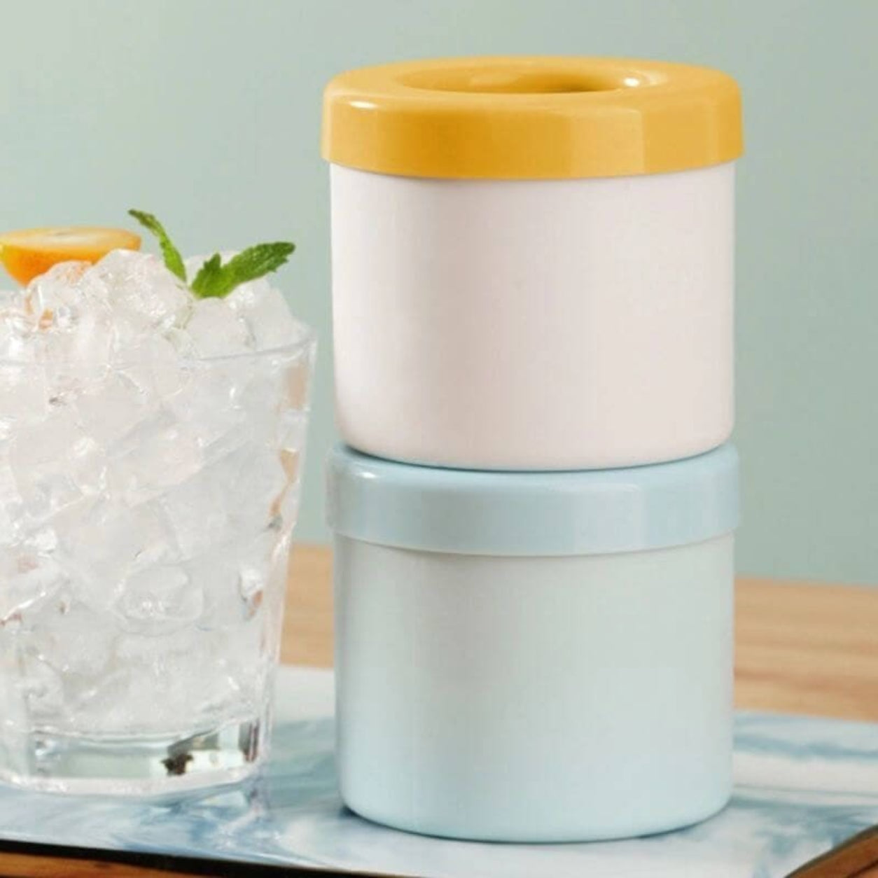 Space-Saving Ice Cube Maker with Lid for Effortless Chilling