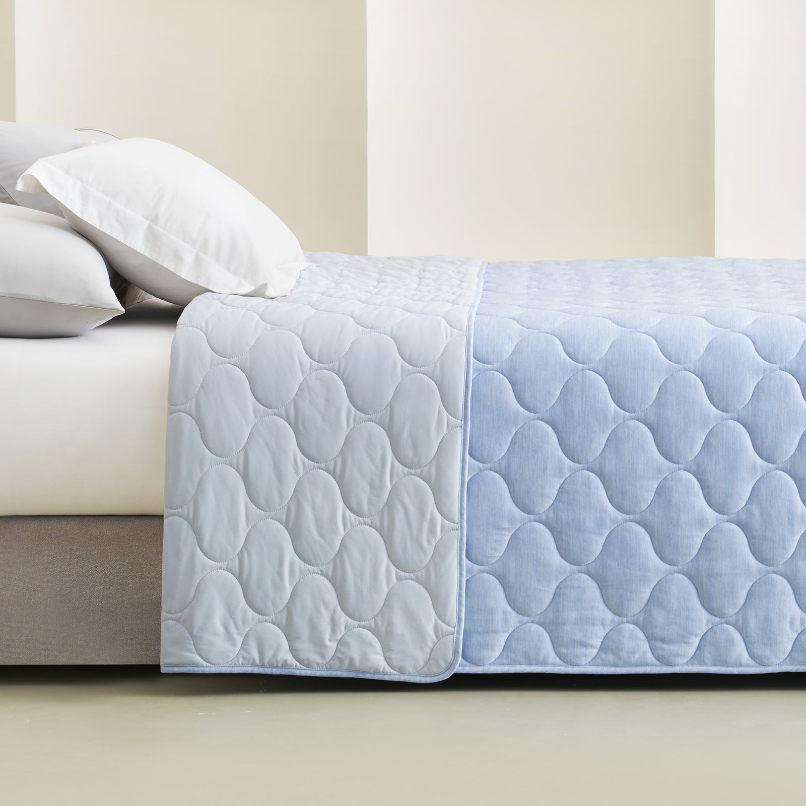 Japanese Fabric Cooling Bed Blanket – Reversible Design for Warm Sleepers
