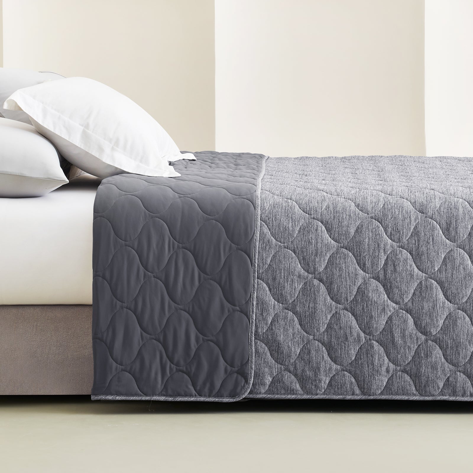 Japanese Fabric Cooling Bed Blanket – Reversible Design for Warm Sleepers
