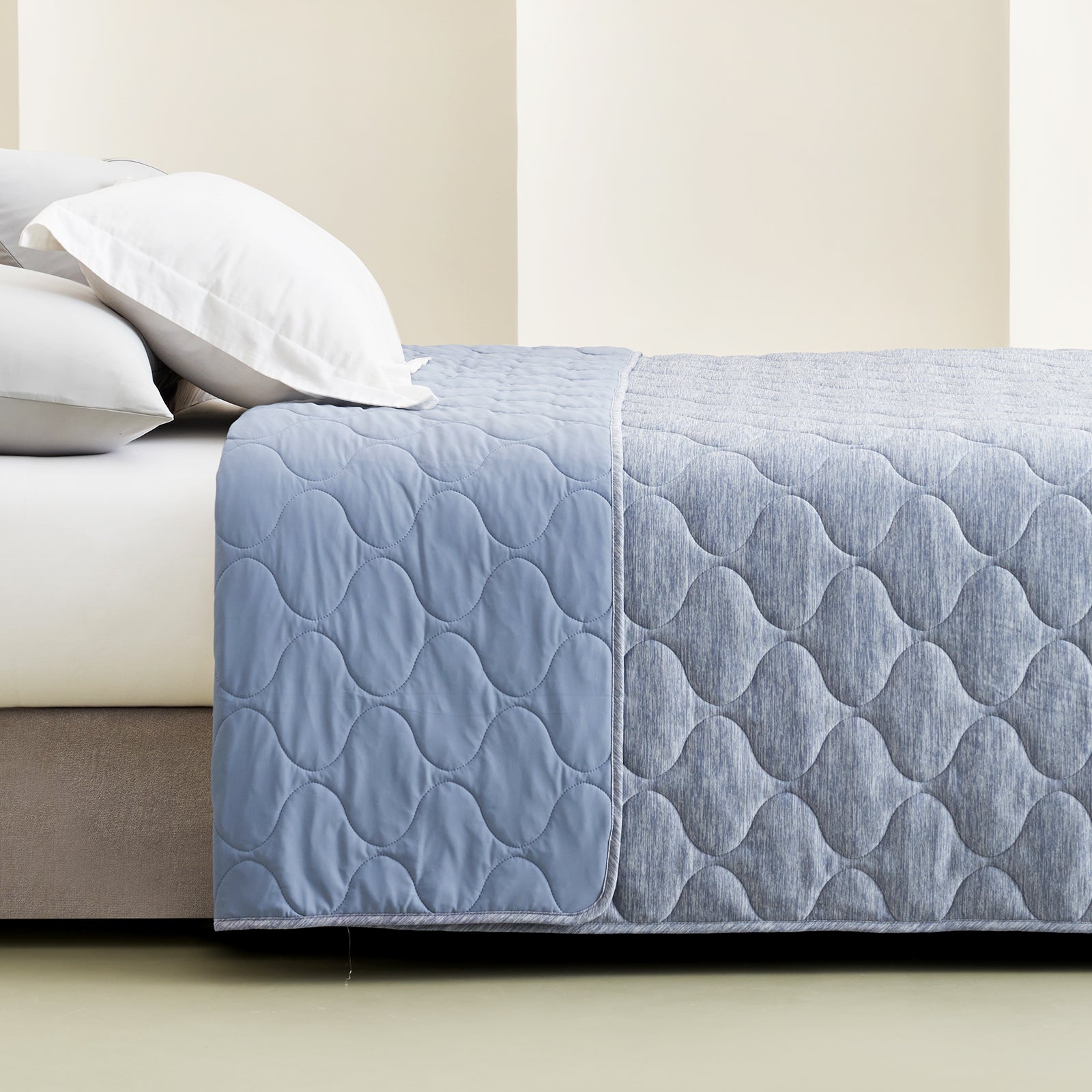 Japanese Fabric Cooling Bed Blanket – Reversible Design for Warm Sleepers