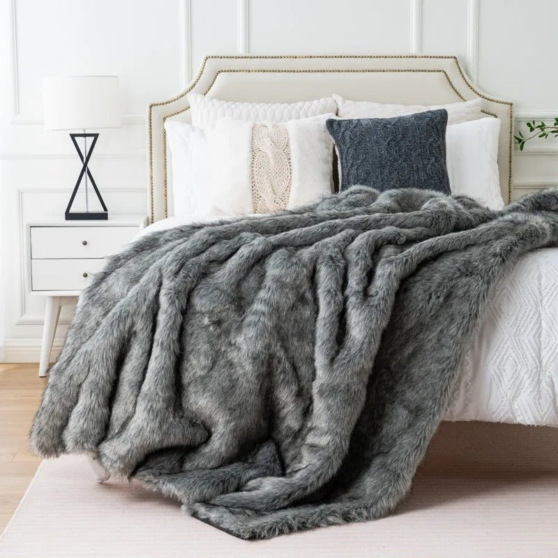 CozyNest Ultra-Soft Throw Blanket for Ultimate Relaxation 135x200 cm