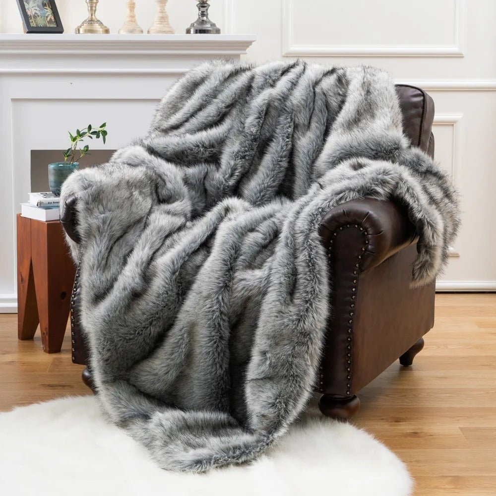CozyNest Ultra-Soft Throw Blanket for Ultimate Relaxation 135x200 cm