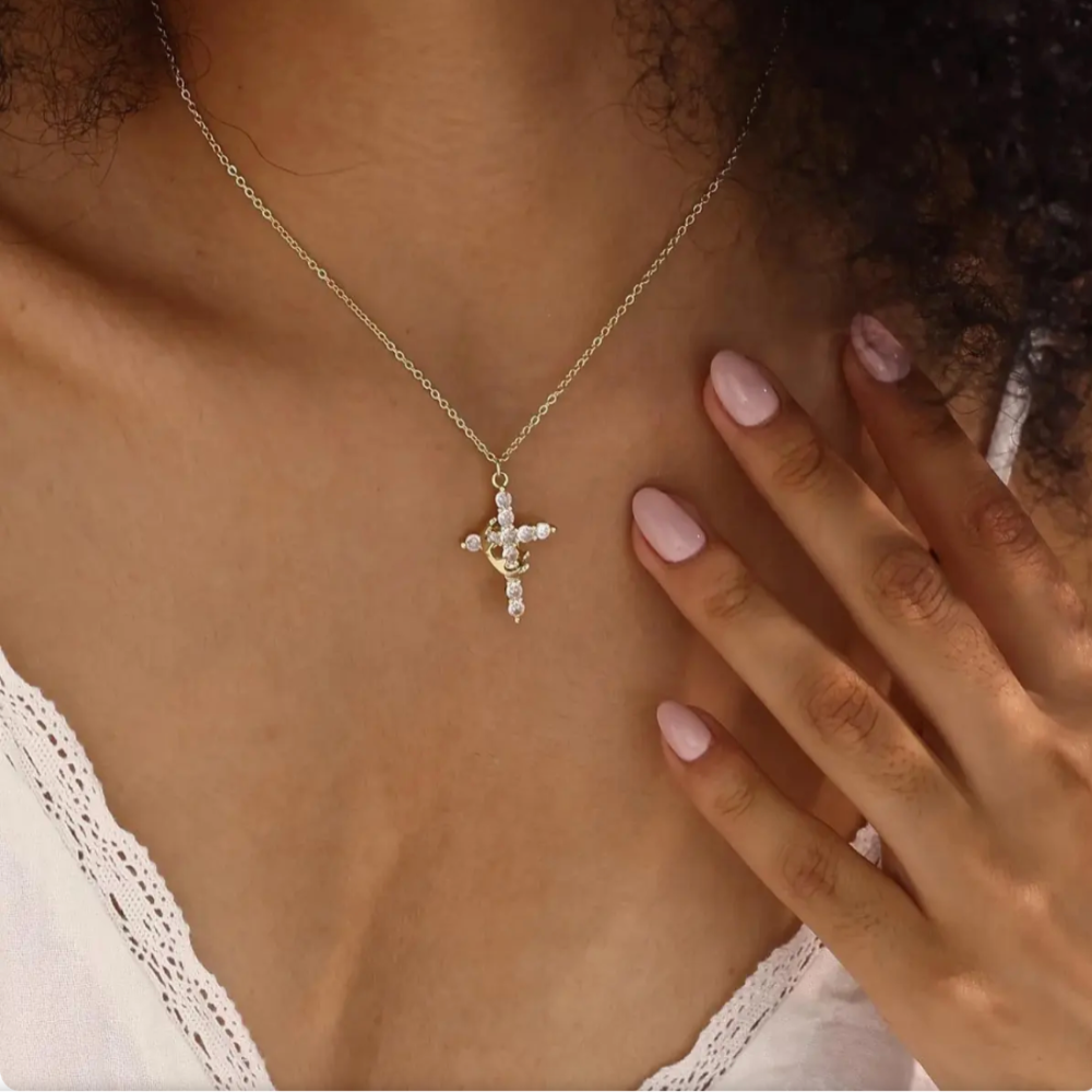 Elegant Faith-Inspired Cross Pendant Necklace for Mom