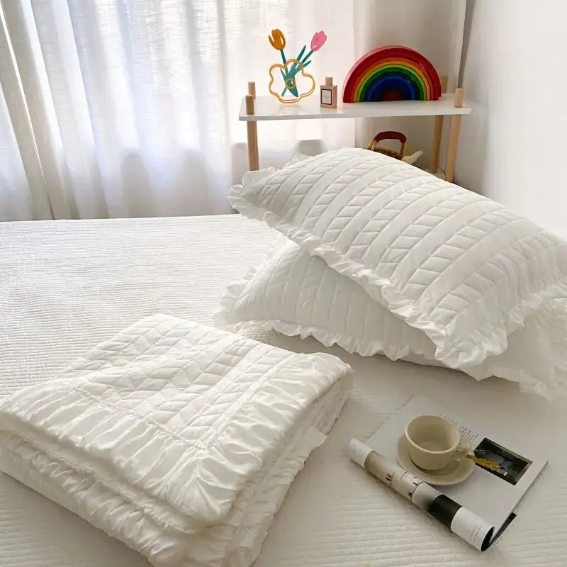 Lightweight Summer Quilt Bedding Set with Ruffled Edges for Year-Round Comfort