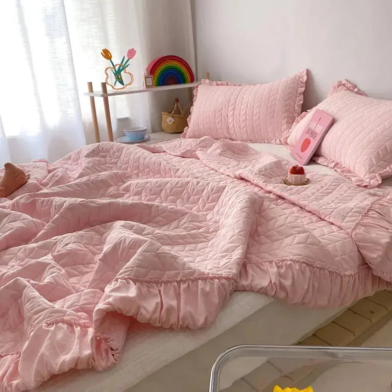 Lightweight Summer Quilt Bedding Set with Ruffled Edges for Year-Round Comfort