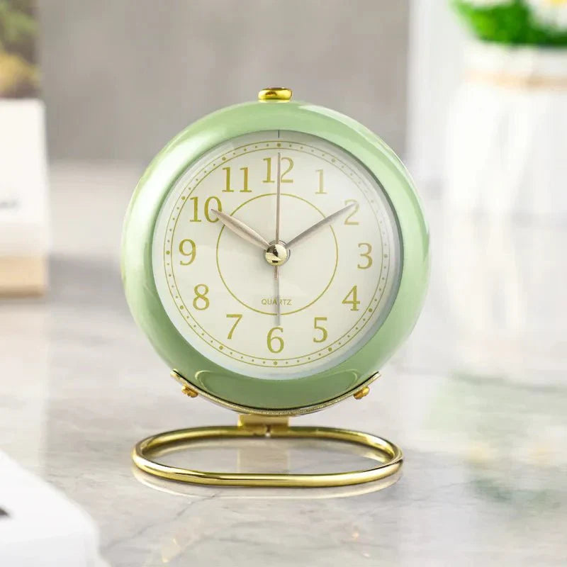Alarm Clock | Vintage Style | Silent Operation & Night Light | 10.5 x 9 x 6.5 cm