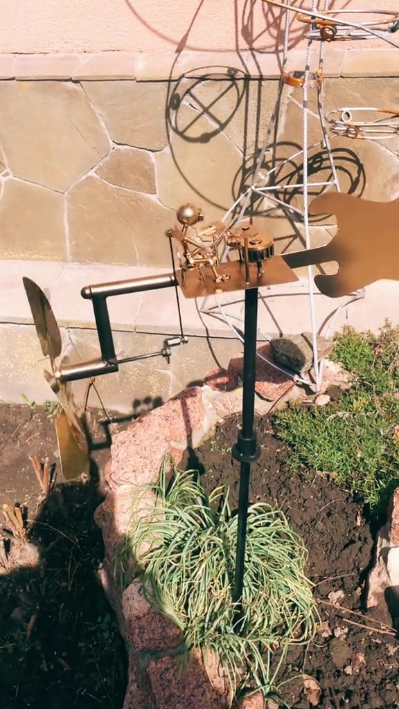 Garden Wind Spinner | Music-Themed Guitar & Musician Design | Weatherproof Steel | 70 cm Spike