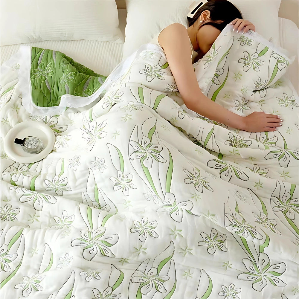 Green floral luxury bedding set with a designer duvet cover in a 150x200cm size, featuring an elegant pattern and comfortable, high-quality textiles for a stylish bedroom decor.