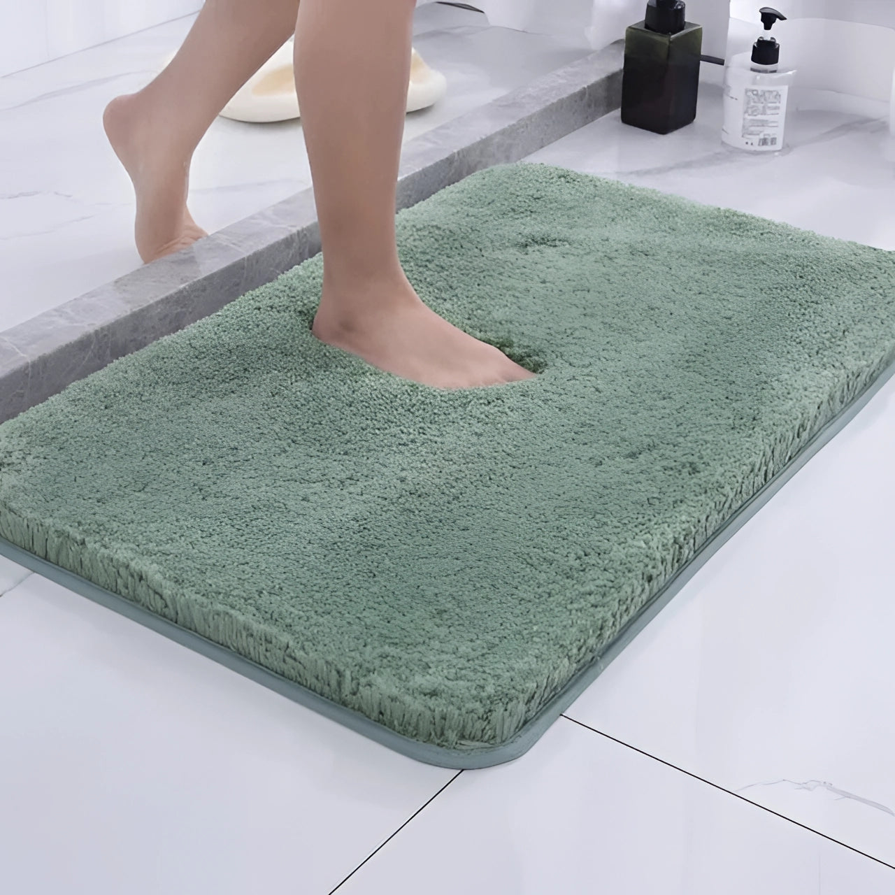 Luxurious green rectangular bath rug on a wooden floor, featuring a plush texture with a non-slip backing and quick-dry properties, sized at 60x90cm.