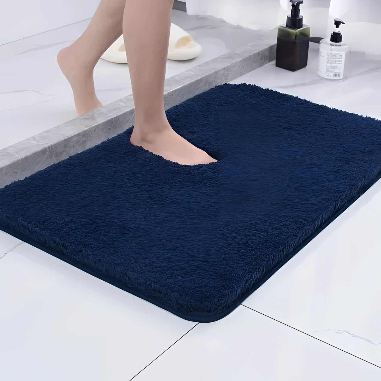 Luxury navy blue plush bath rug in a large size (60x90cm) displayed on a wooden floor, highlighting its non-slip and quick-dry features.