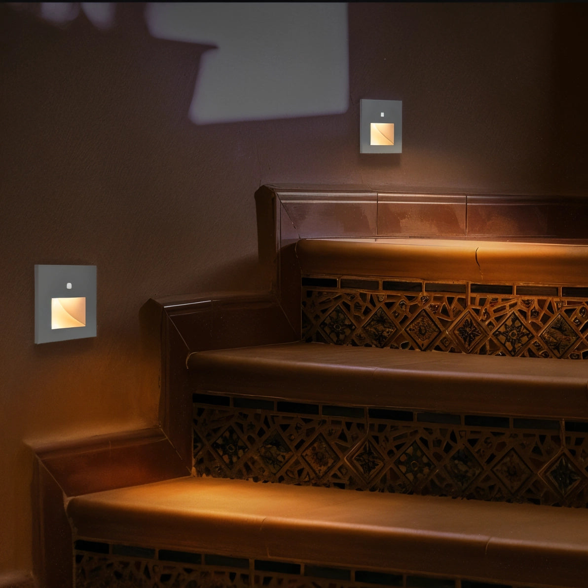 Minimalist child-safety light switch cover installed on a wooden wall surface, featuring a simple and sleek design with anti-shock properties, measuring 86x86mm.
