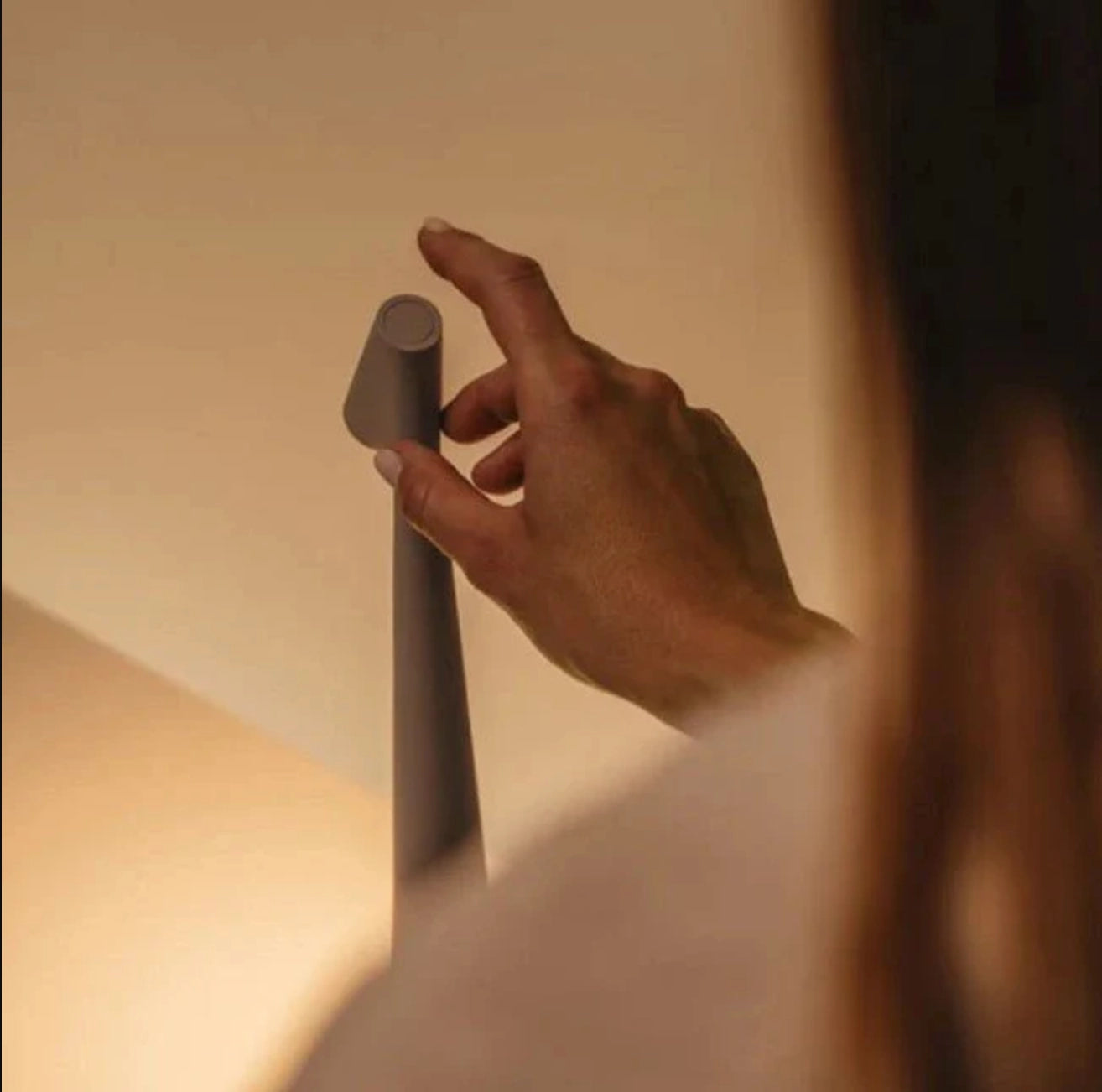 Minimalist LED Touch Lamp - Sleek Aluminum Design, Modern Ambient Lighting
