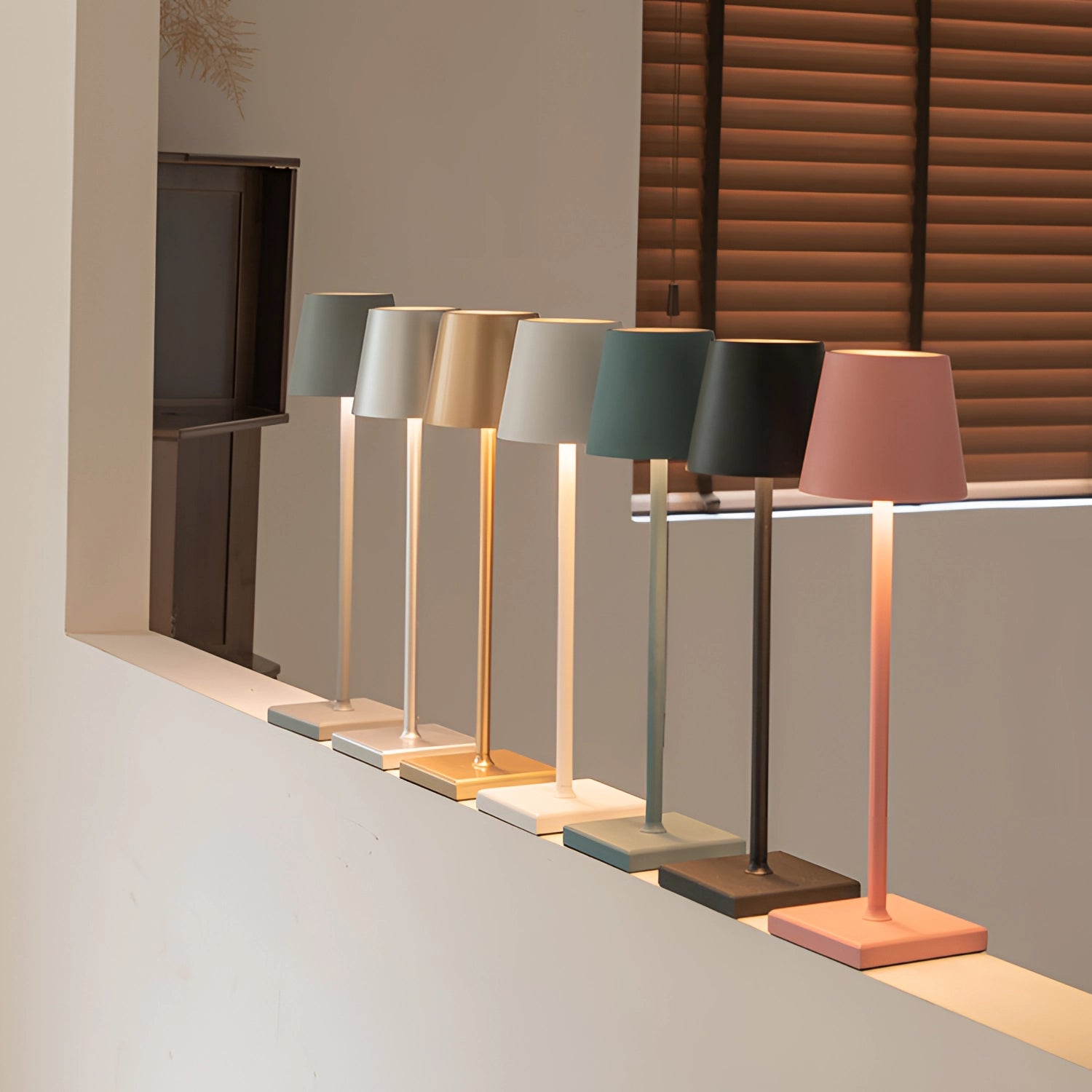 Modern White Floor Lamp - Sleek Minimalist Lighting for Living Rooms