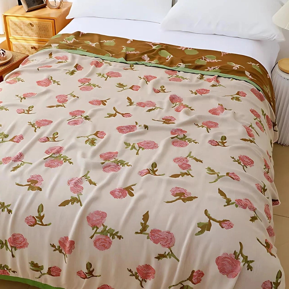 Pink rose floral duvet cover on a bed, featuring an elegant shabby chic design with artistic patterns, in a 150x200cm size. The setting includes wooden furniture elements.