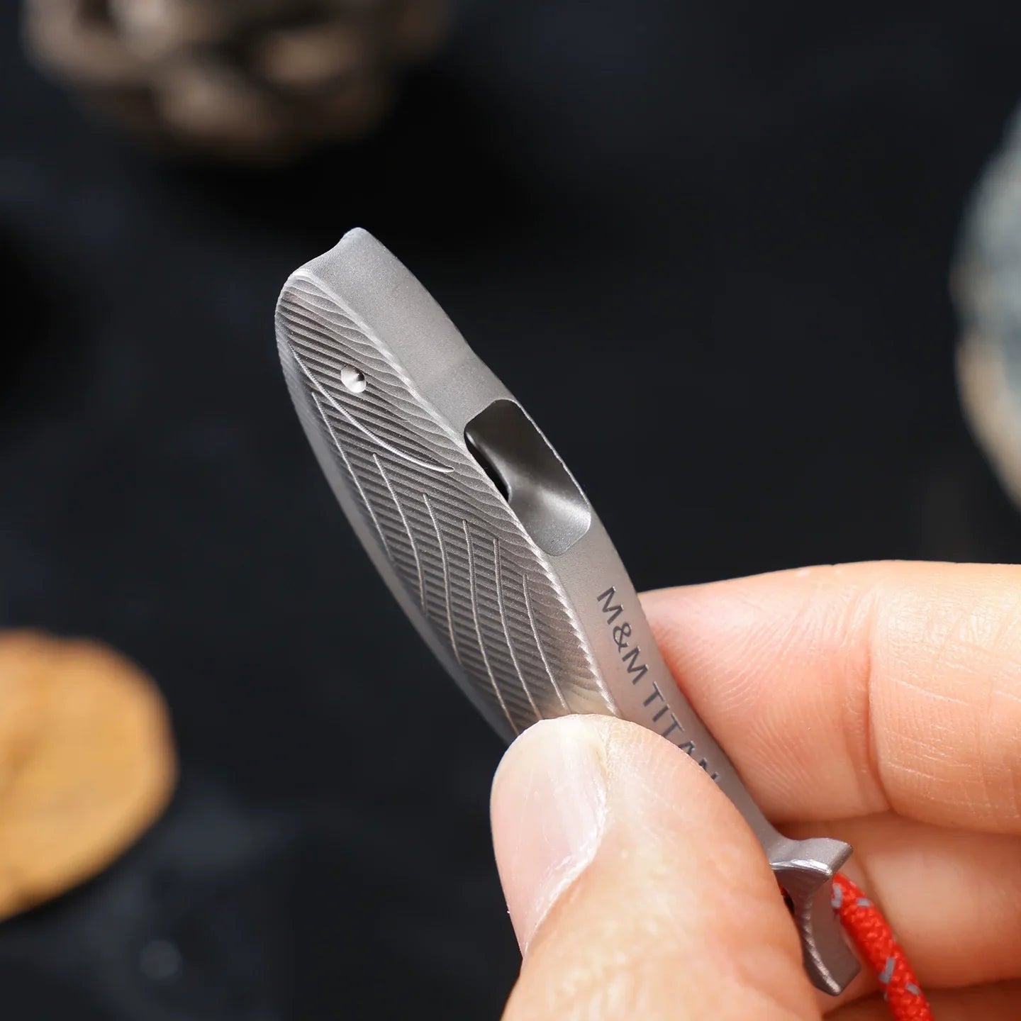 Lightweight Titanium Whistle for Outdoor Safety – Fish-Shaped, High-Frequency Sound