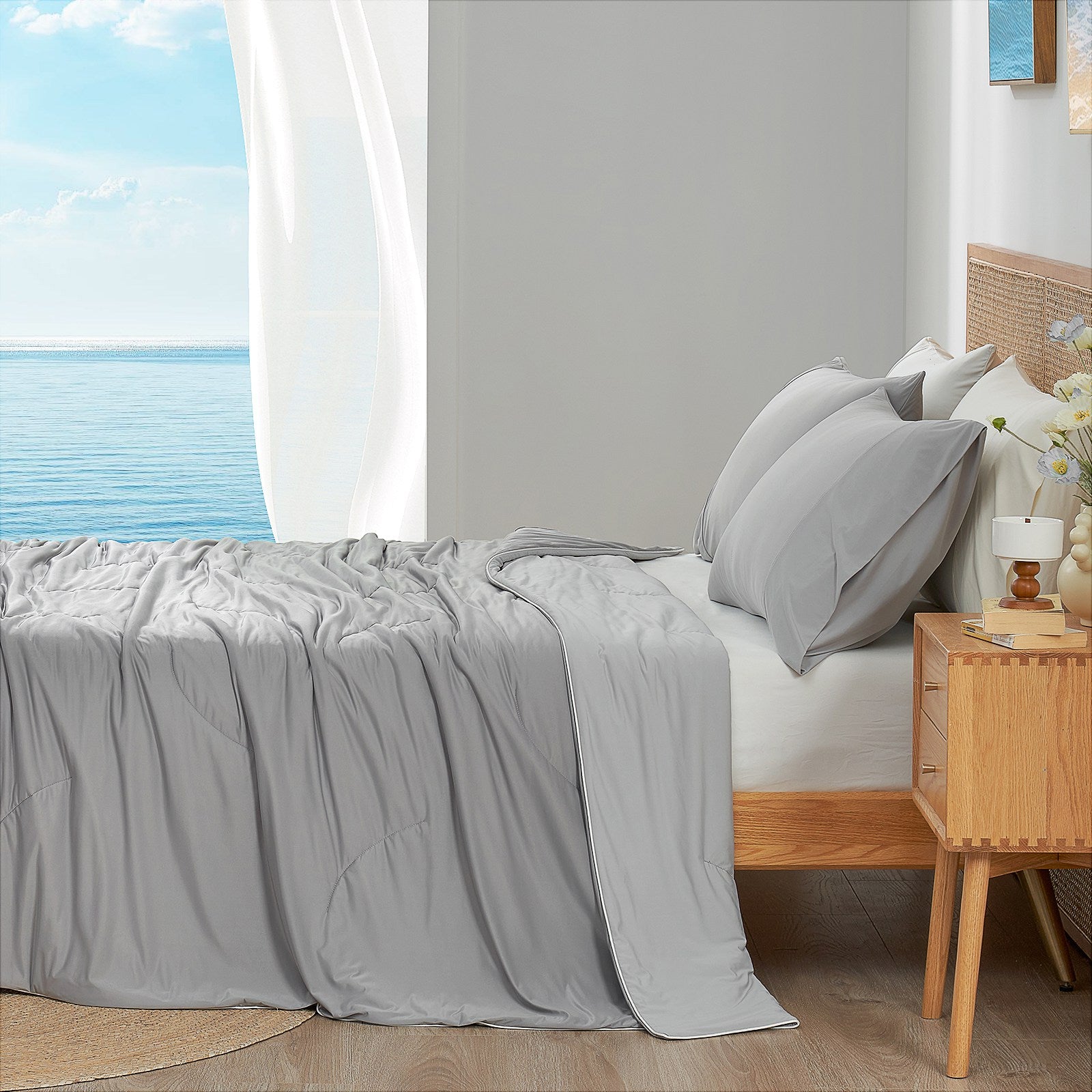 Lightweight Dual-Sided Comforter with Advanced Cooling Fabric for All Seasons