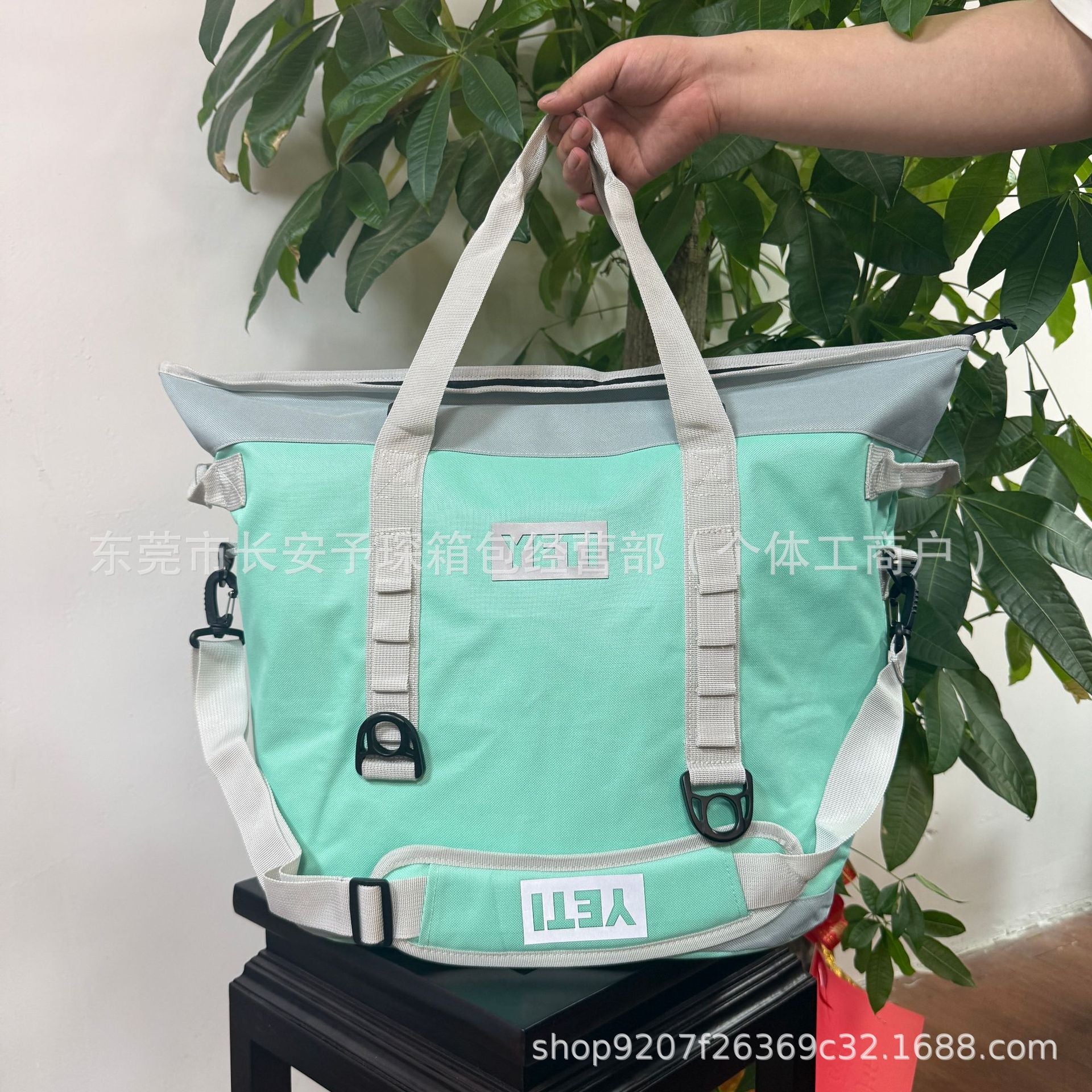 Insulated Lunch Cooler Bag – Spacious Waterproof Design for Outdoor Use