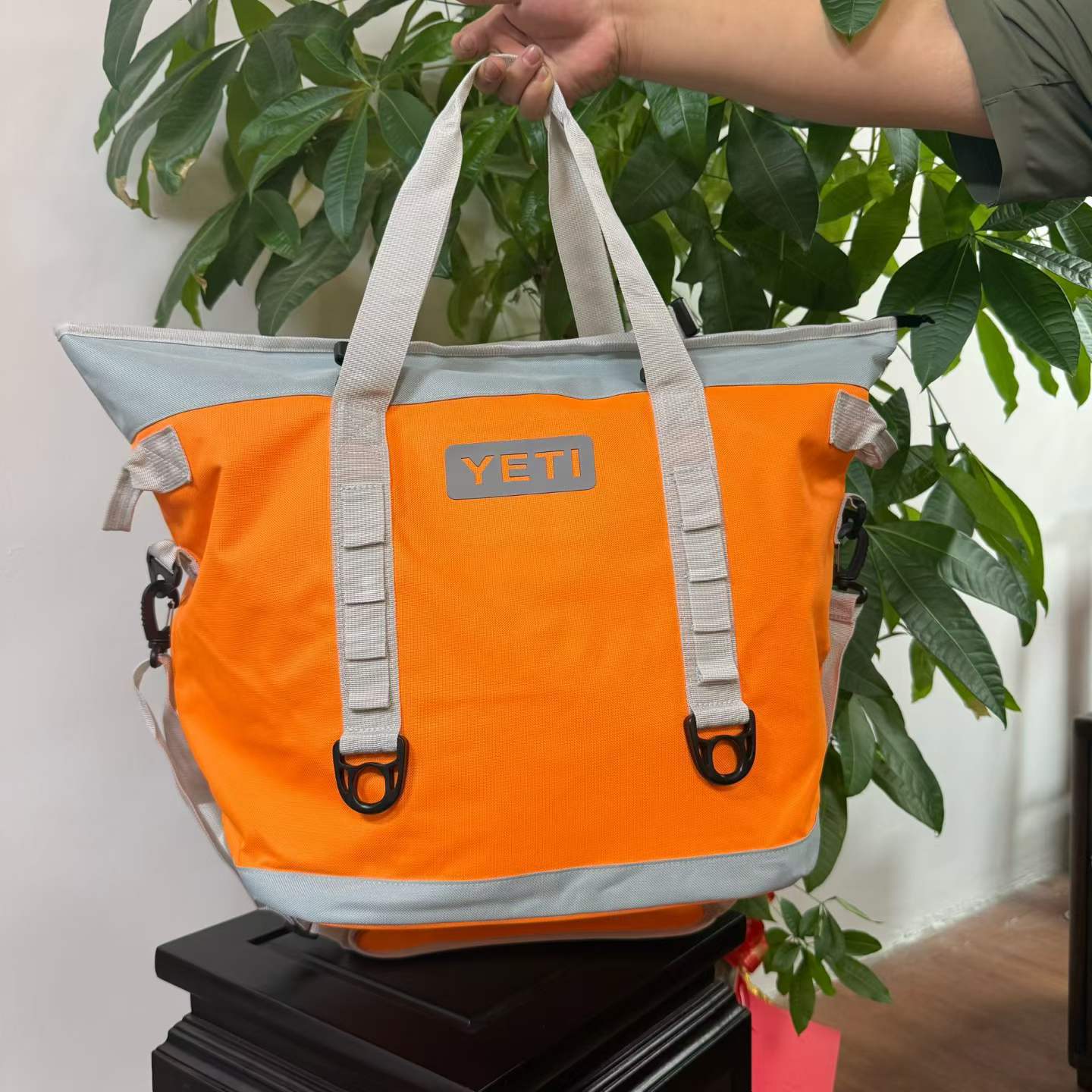 Insulated Lunch Cooler Bag – Spacious Waterproof Design for Outdoor Use