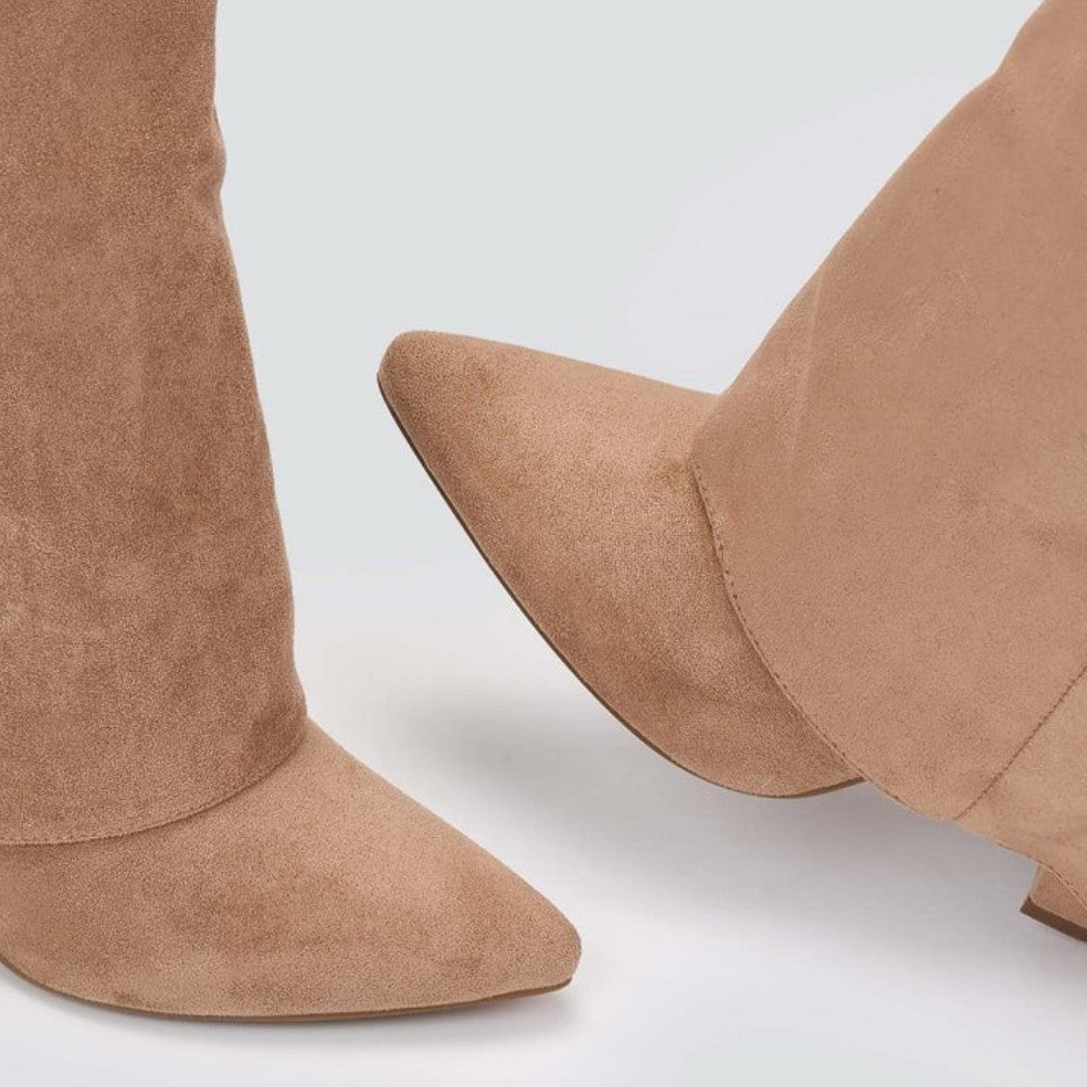 Chic Knee-High Boots with Elegant Pointed Toe Design