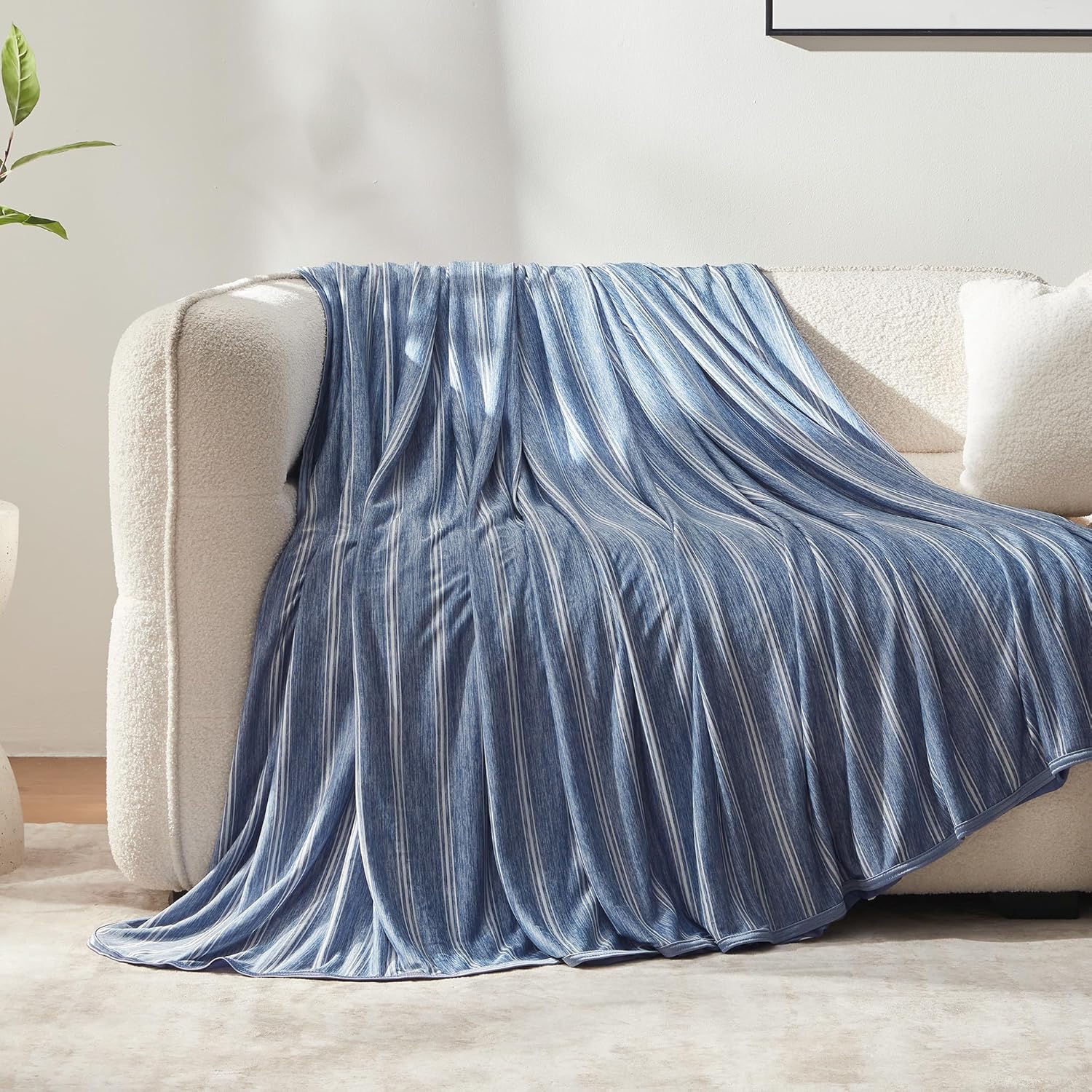 Lightweight Summer Blanket with Arc-Chill Technology for Hot Sleepers