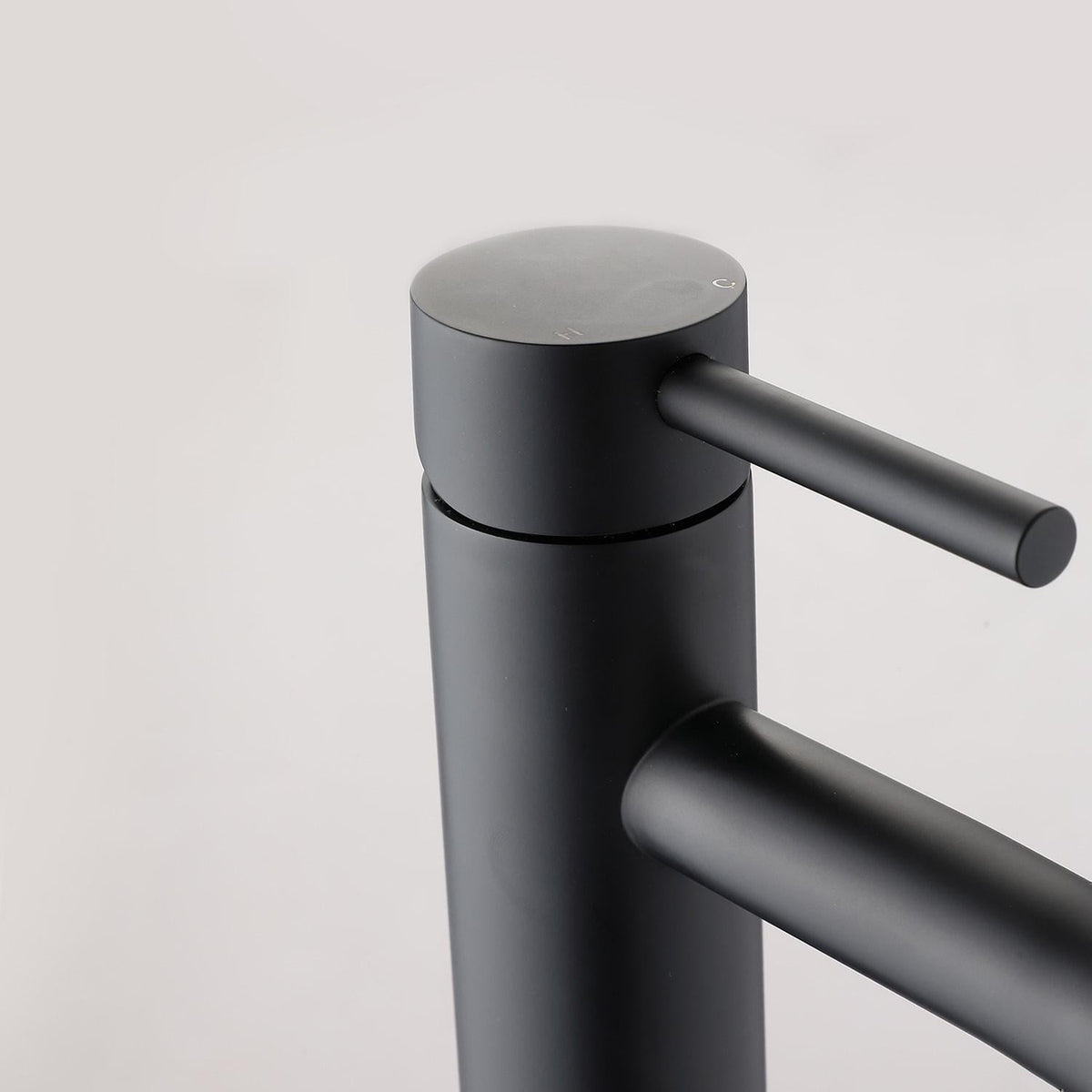 Tuckhub — Single-Handle Matte Black Bathroom Faucet with Durable Build