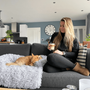 SnuggleNest Premium Pet Blanket: Washable Comfort for Your Furry Friend