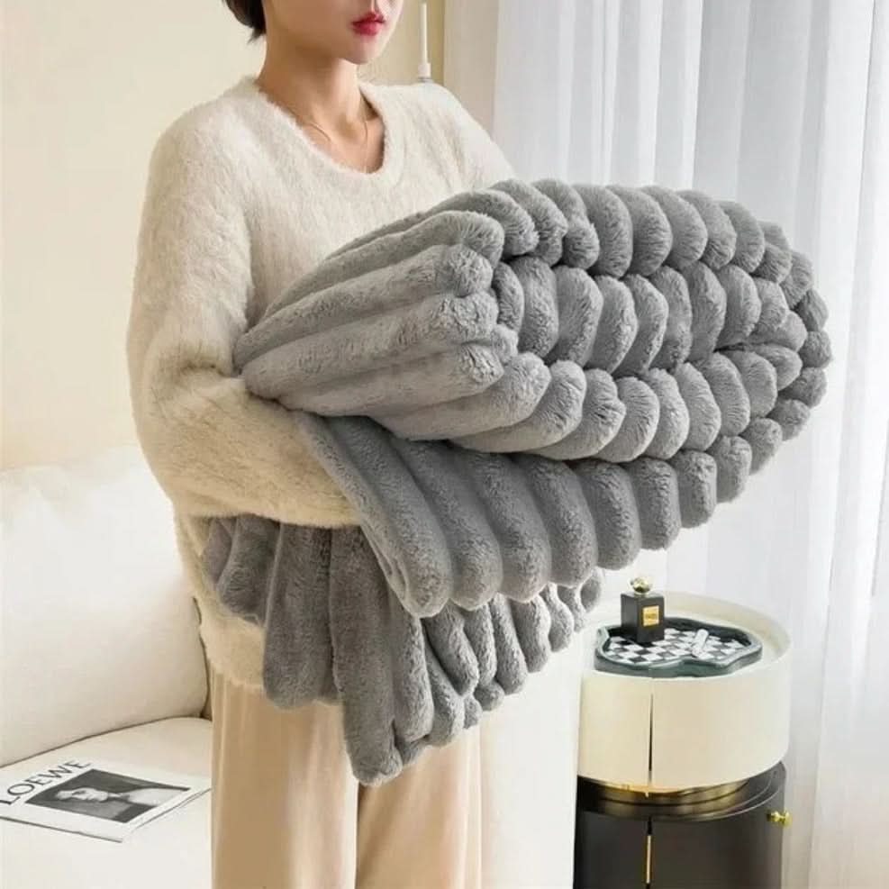 SereneWrap Plush Throw: Comfort and Style for Your Home