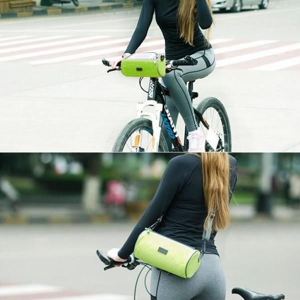 Versatile Handlebar Storage Bag with Touchscreen Access