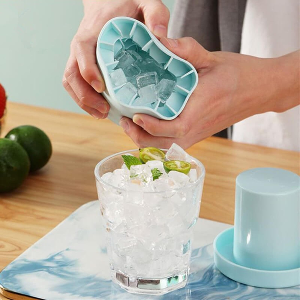 Space-Saving Ice Cube Maker with Lid for Effortless Chilling